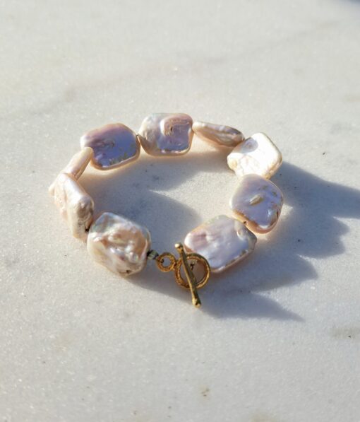 Armband mit großen Barock-Süßwasserperlen und vergoldetem Silberverschluss, handgefertigter Perlenschmuck