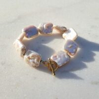 Armband mit großen Barock-Süßwasserperlen und vergoldetem Silberverschluss, handgefertigter Perlenschmuck