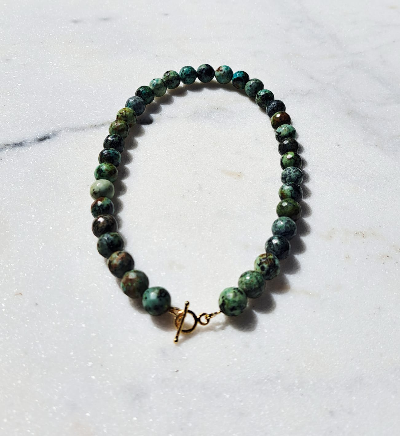 Perlenkette aus natürlichem Türkis mit vergoldetem Silberverschluss, handgefertigter Natursteinschmuck