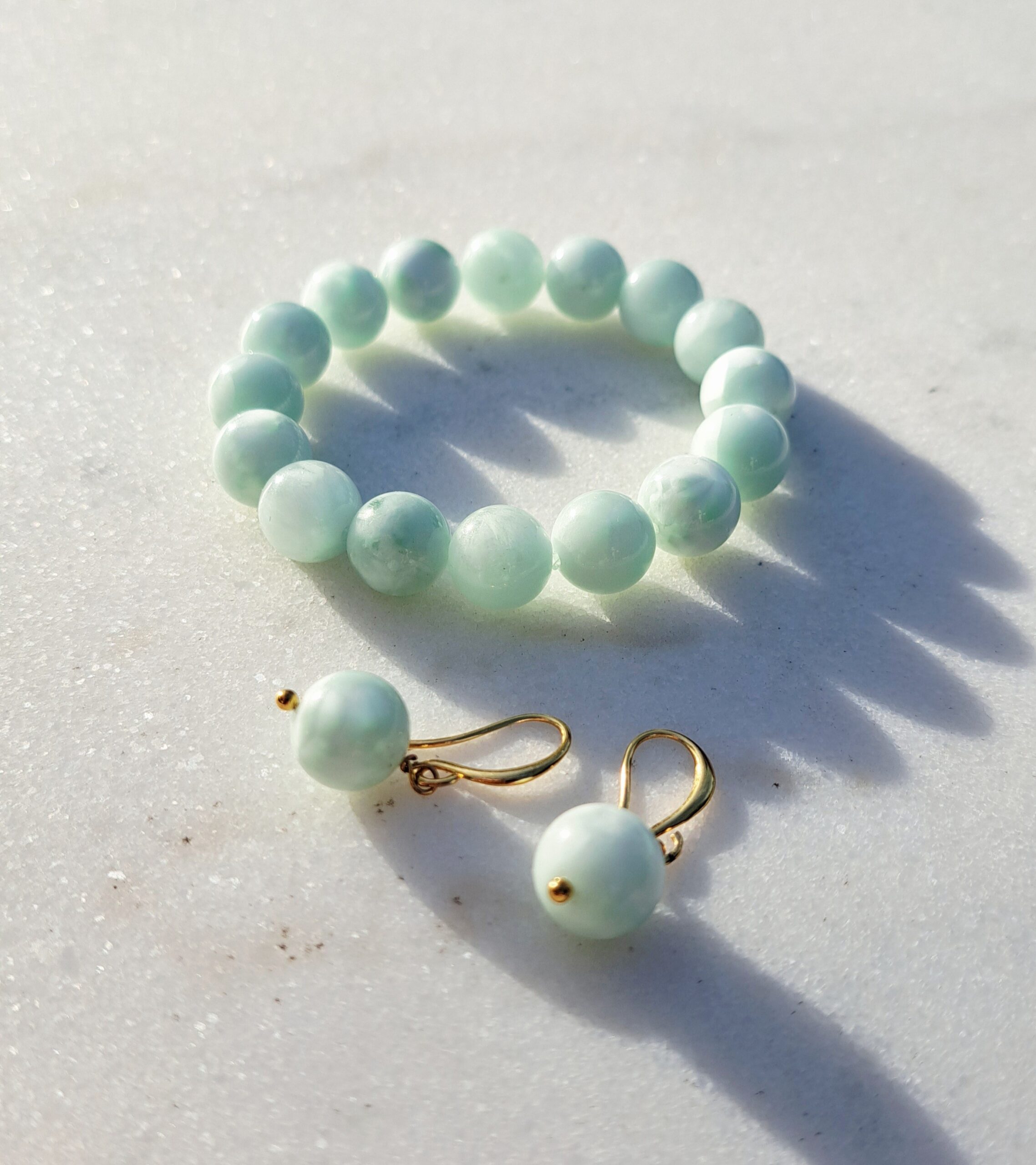 Schmuckset aus grün-blauem Garnierit mit elastischem Armband und vergoldeten Ohrringen, handgefertigt