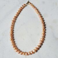 Perlenkette aus roséfarbenen Süßwasserperlen Perlenkette aus roséfarbenen Süßwasserperlen